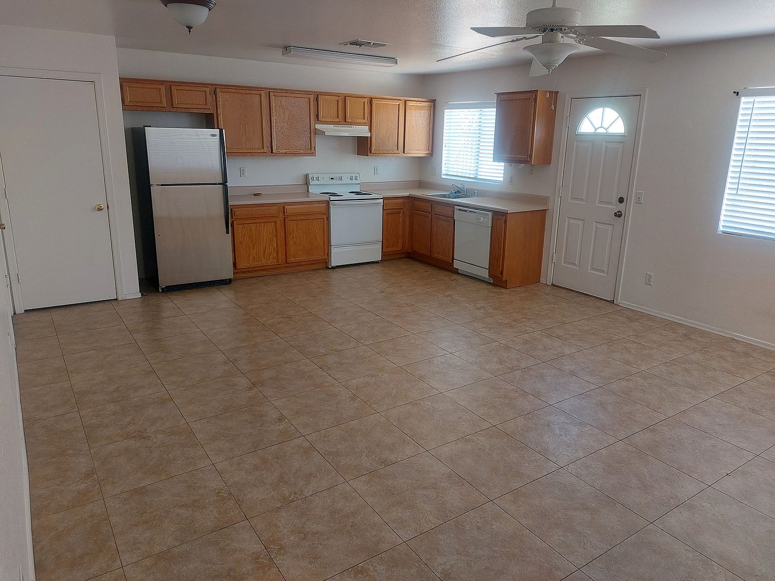 1006 E Mariposa St photo 2