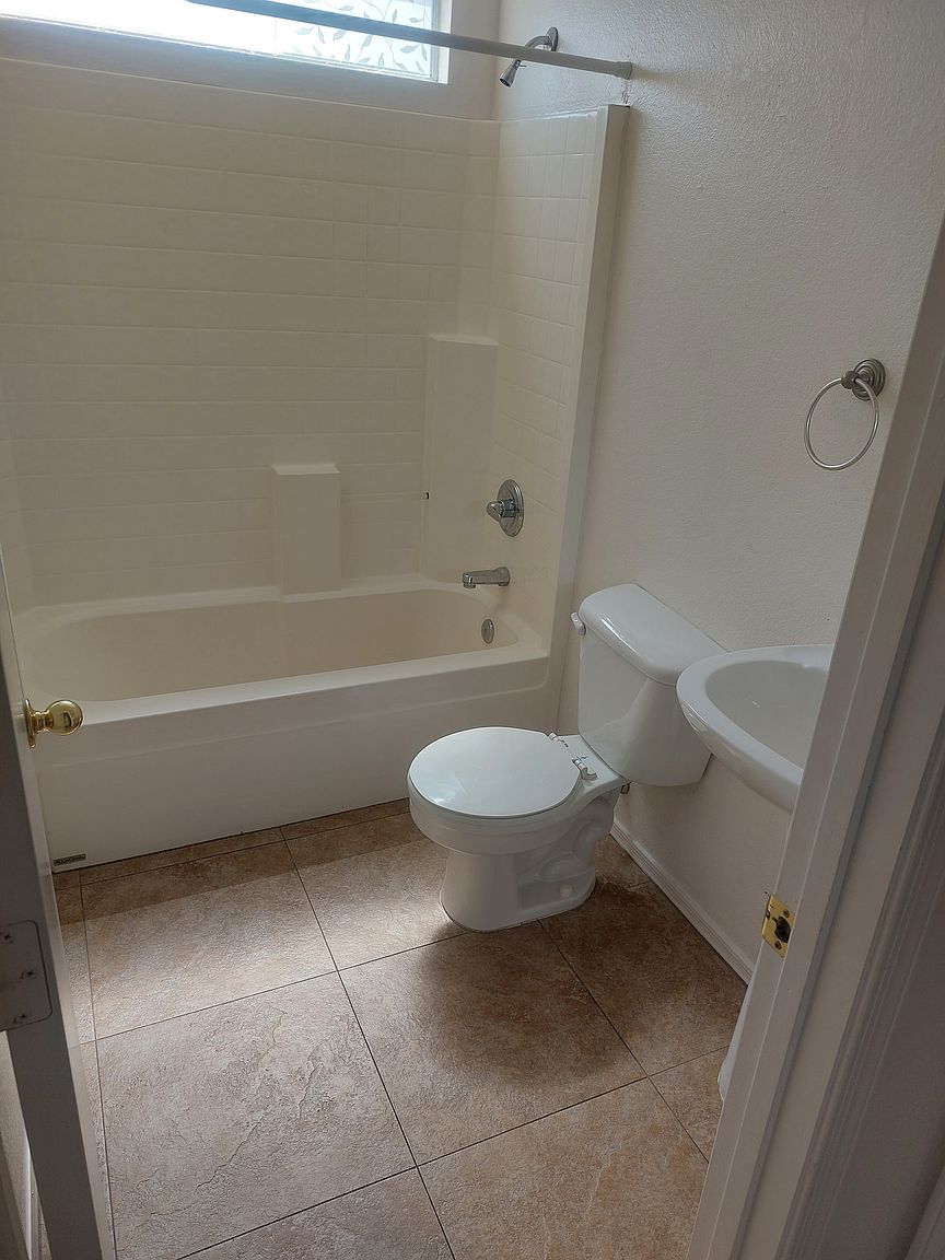 1006 E Mariposa St photo 5