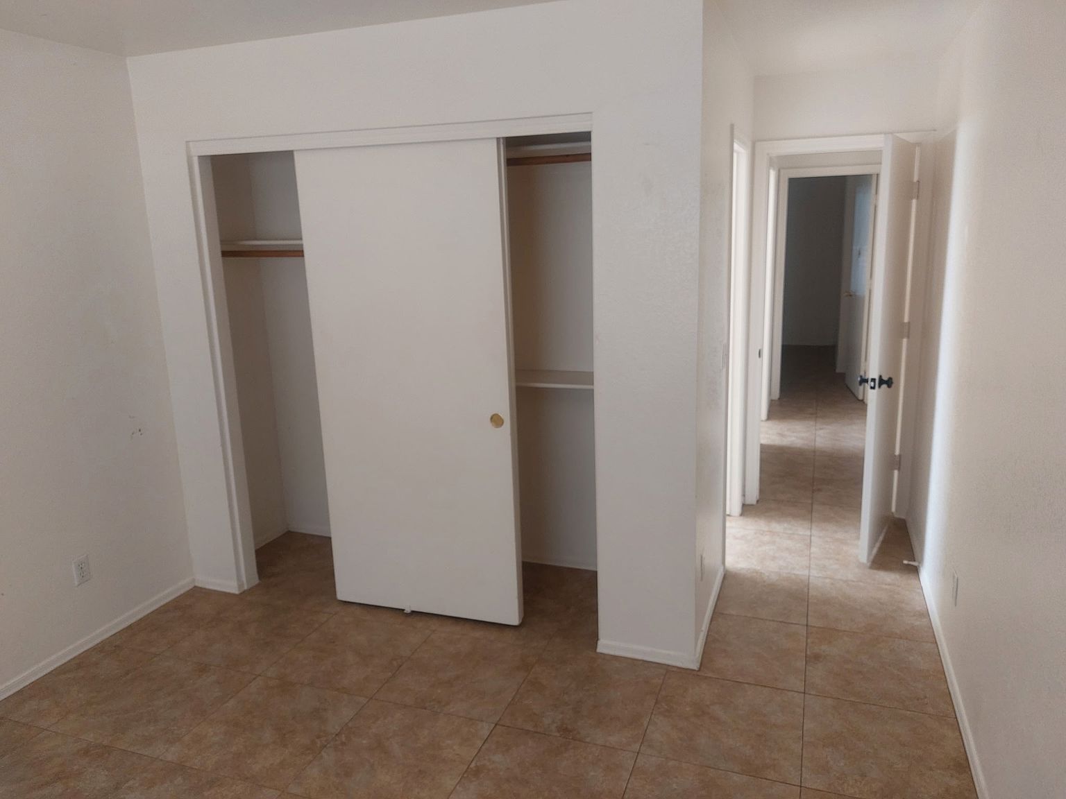 1006 E Mariposa St photo 4