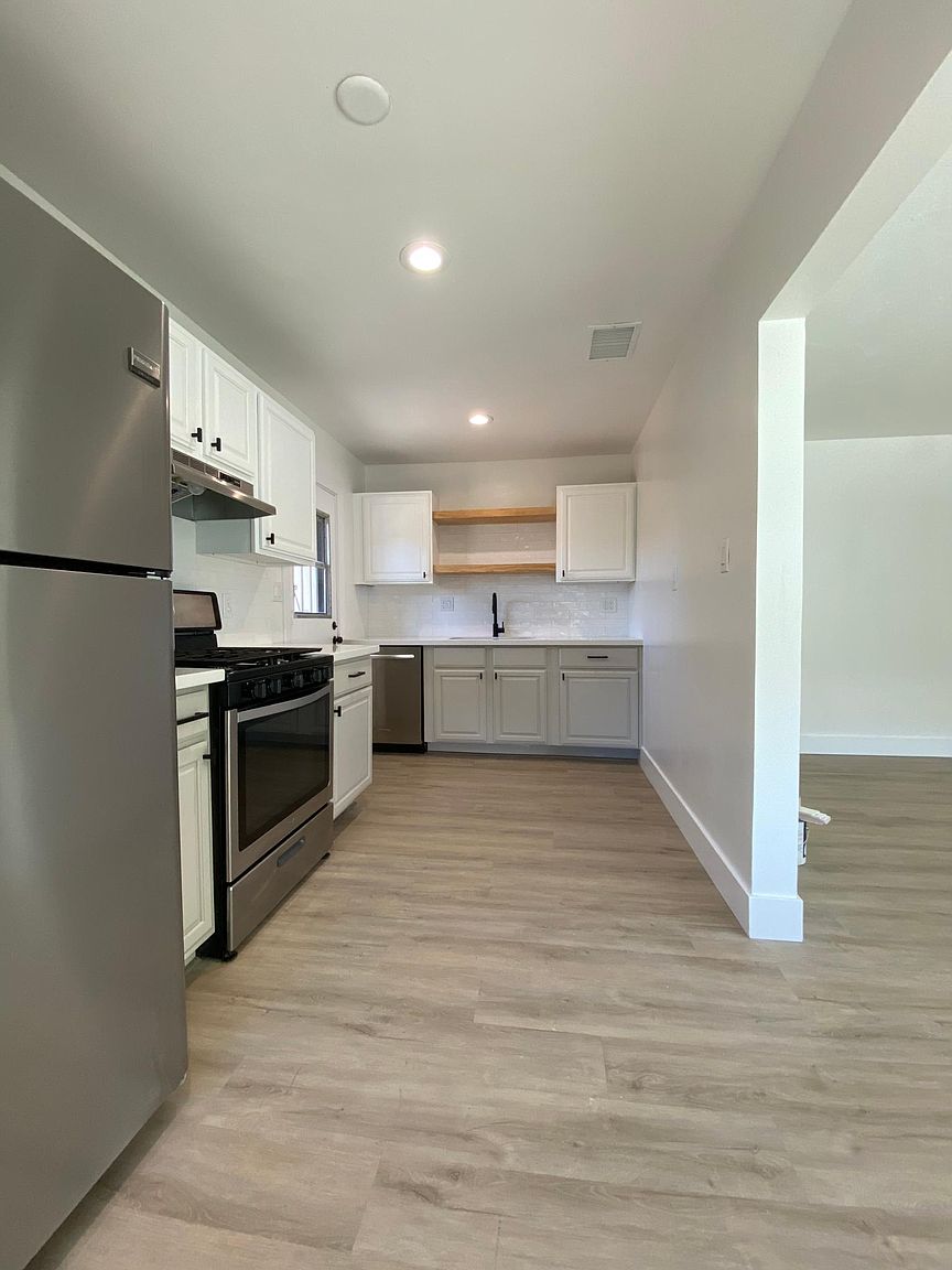 527 W Glenrosa Ave photo 3