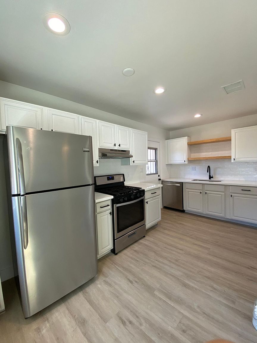 527 W Glenrosa Ave photo 2
