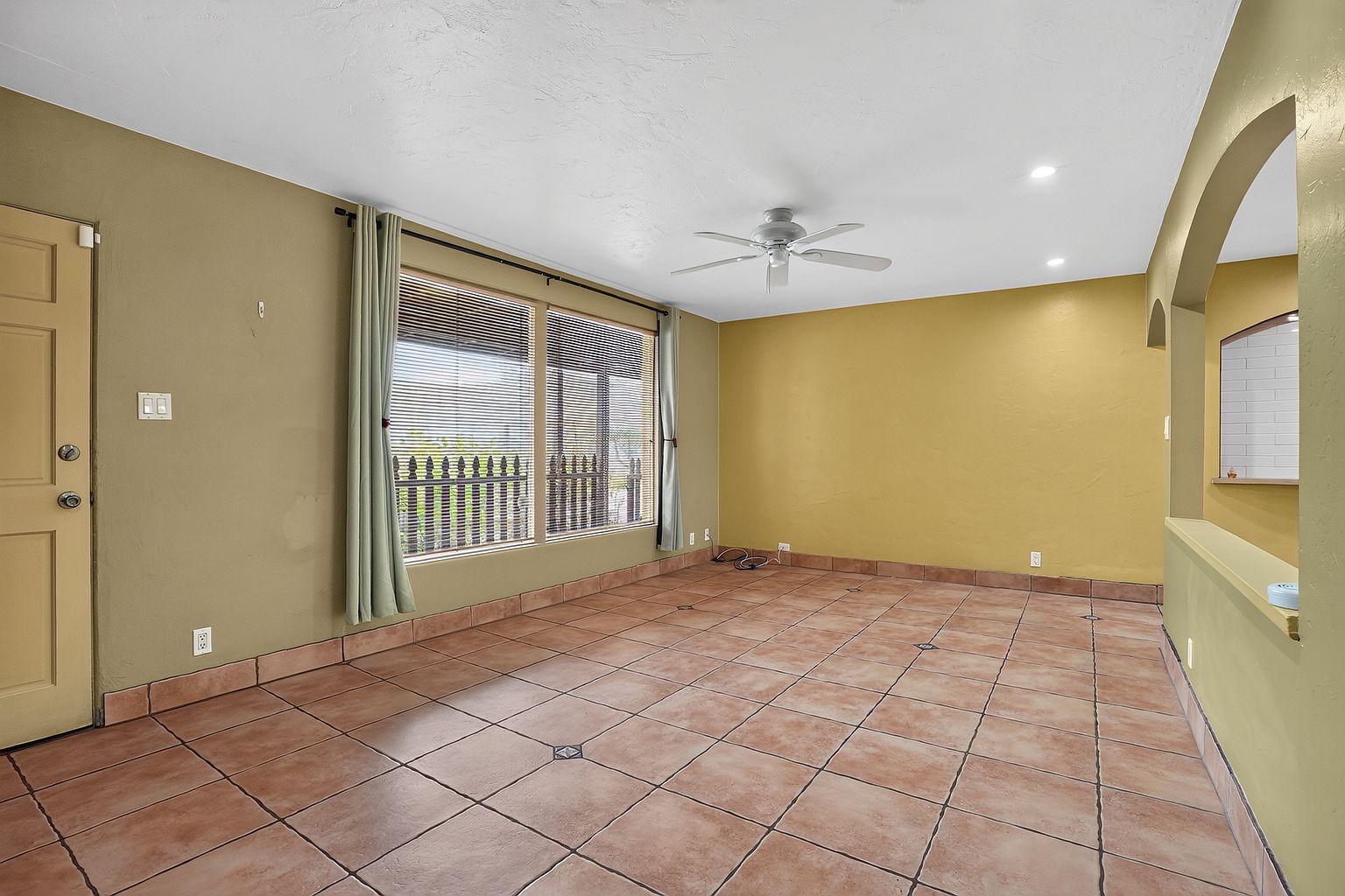 315 W Glenrosa Ave photo 3