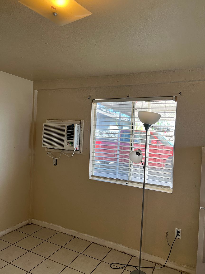 1735 W Roma Ave photo 4