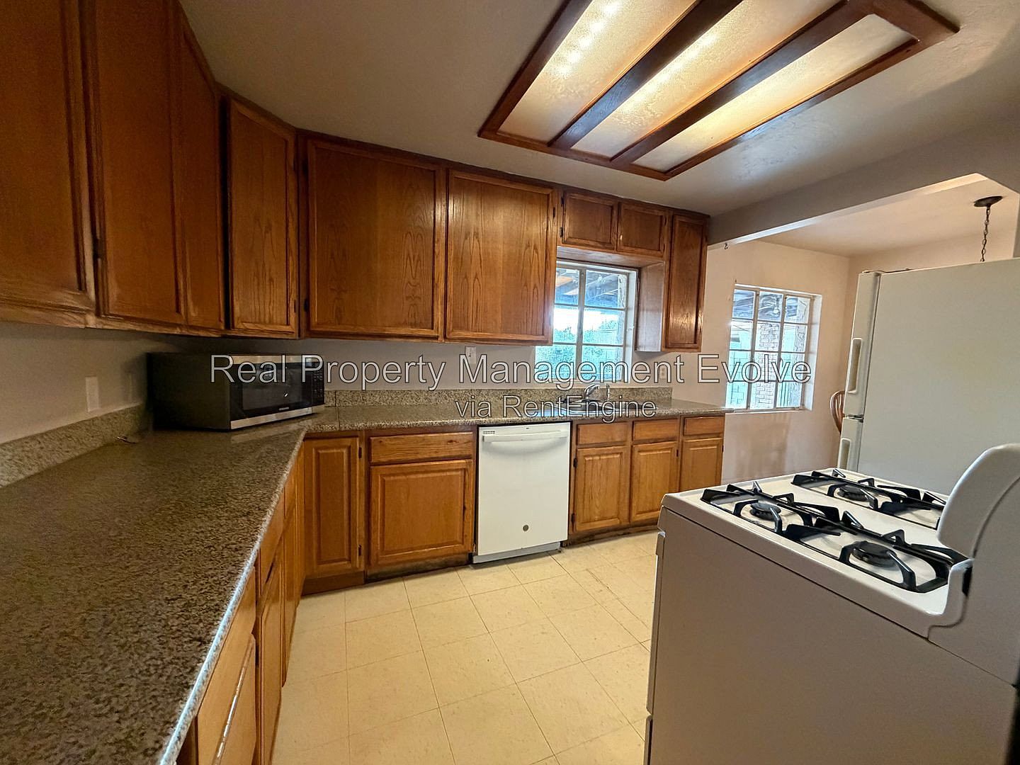 2320 W Rose Ln photo 2