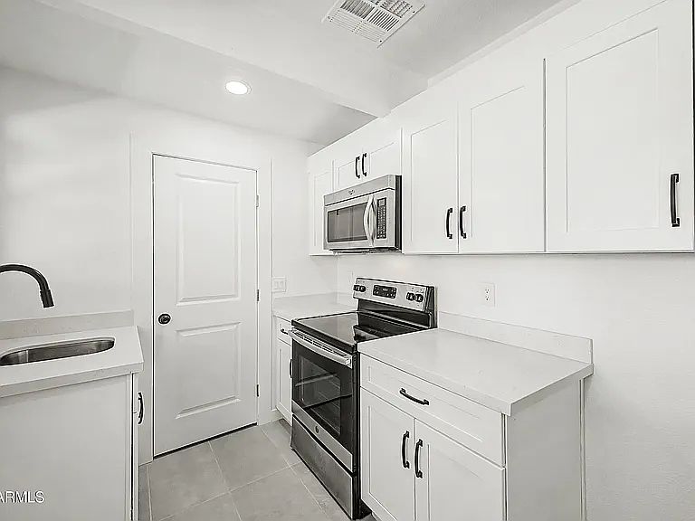 2305 W Maryland Ave photo 4