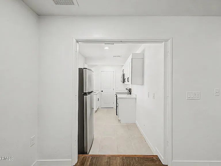 2305 W Maryland Ave photo 5