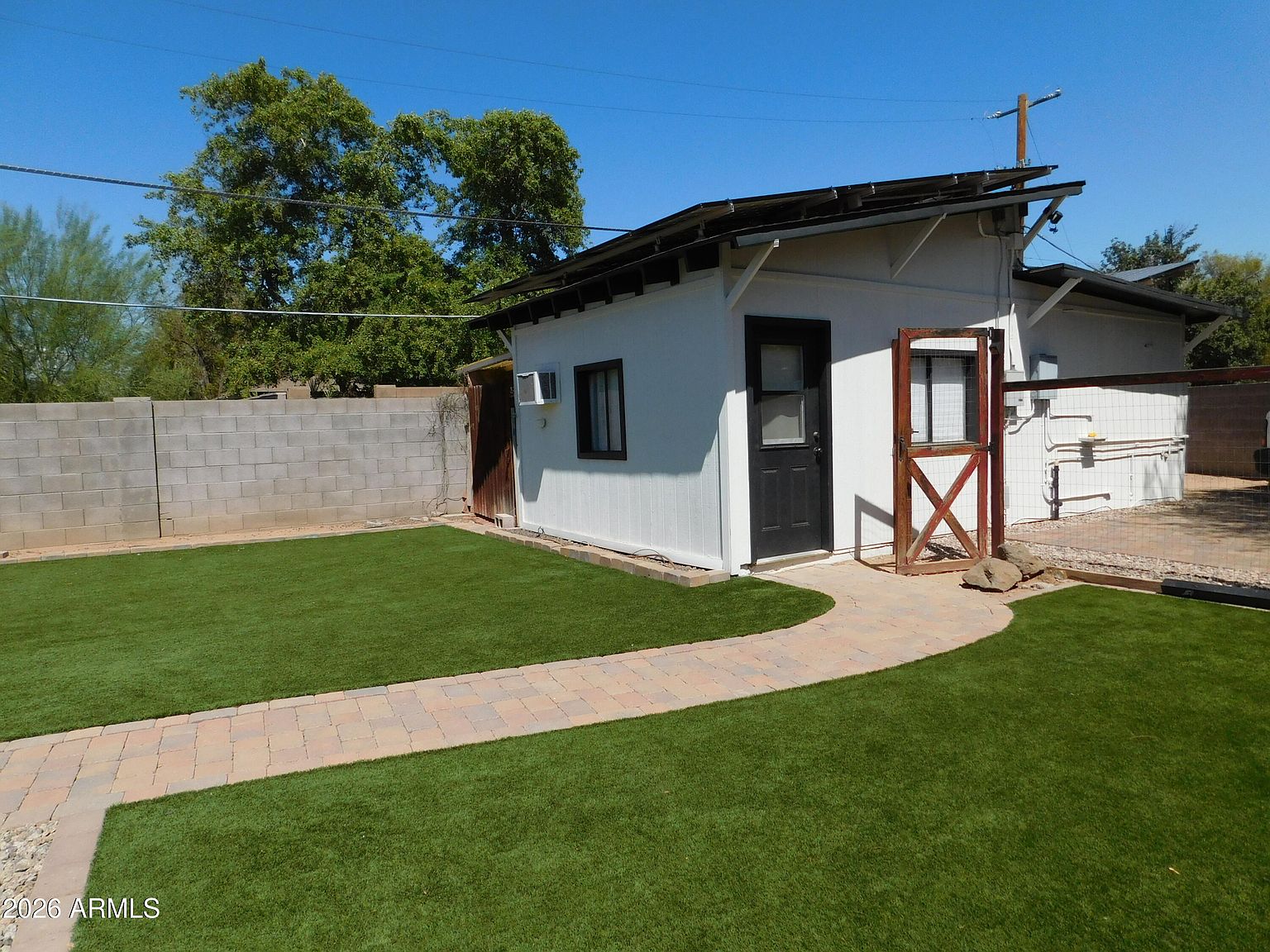 1618 W Gardenia Dr photo 2