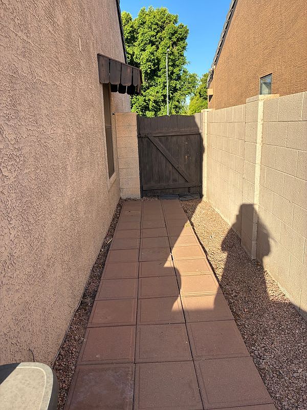9024 N 14th Dr photo 3