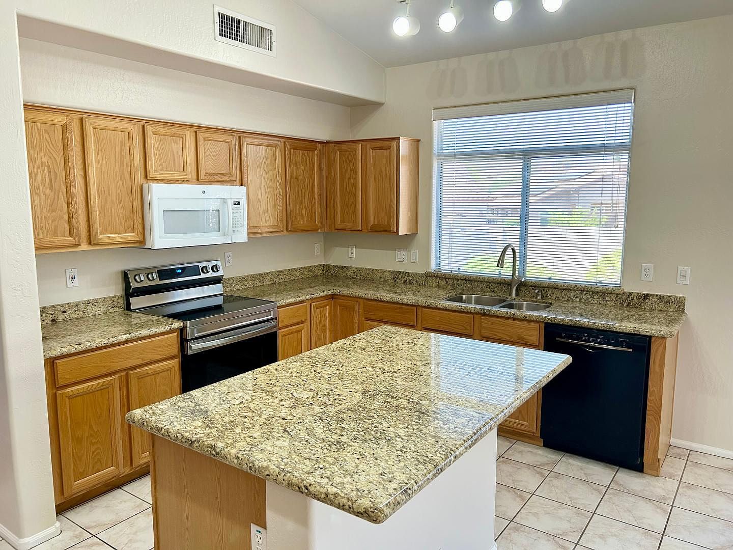 1230 E Captain Dreyfus Ave Phoenix, AZ 85022 photo 3