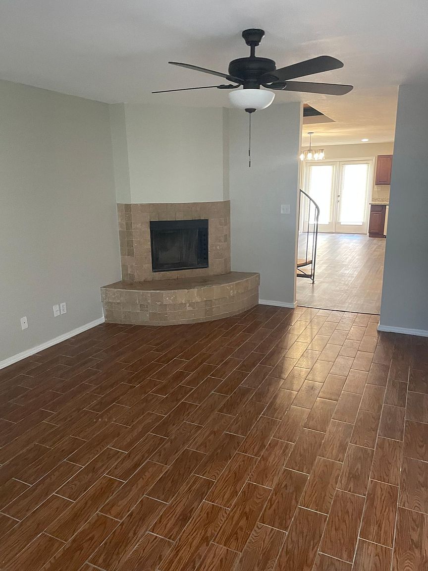 Stunning 2 Bedroom/2 Bath town photo 3
