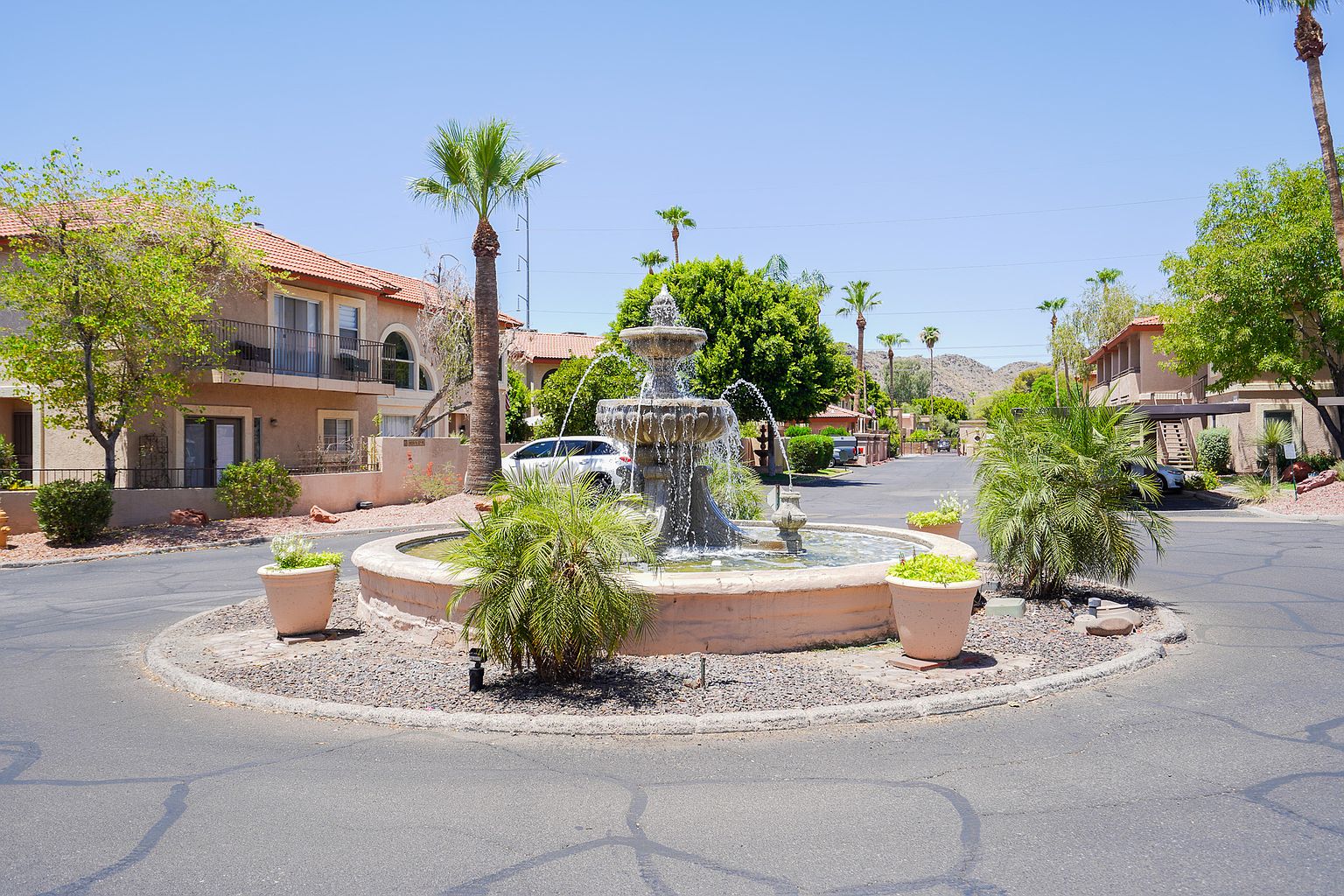10410 N Cave Creek Rd Phoenix, AZ 85020 photo 2