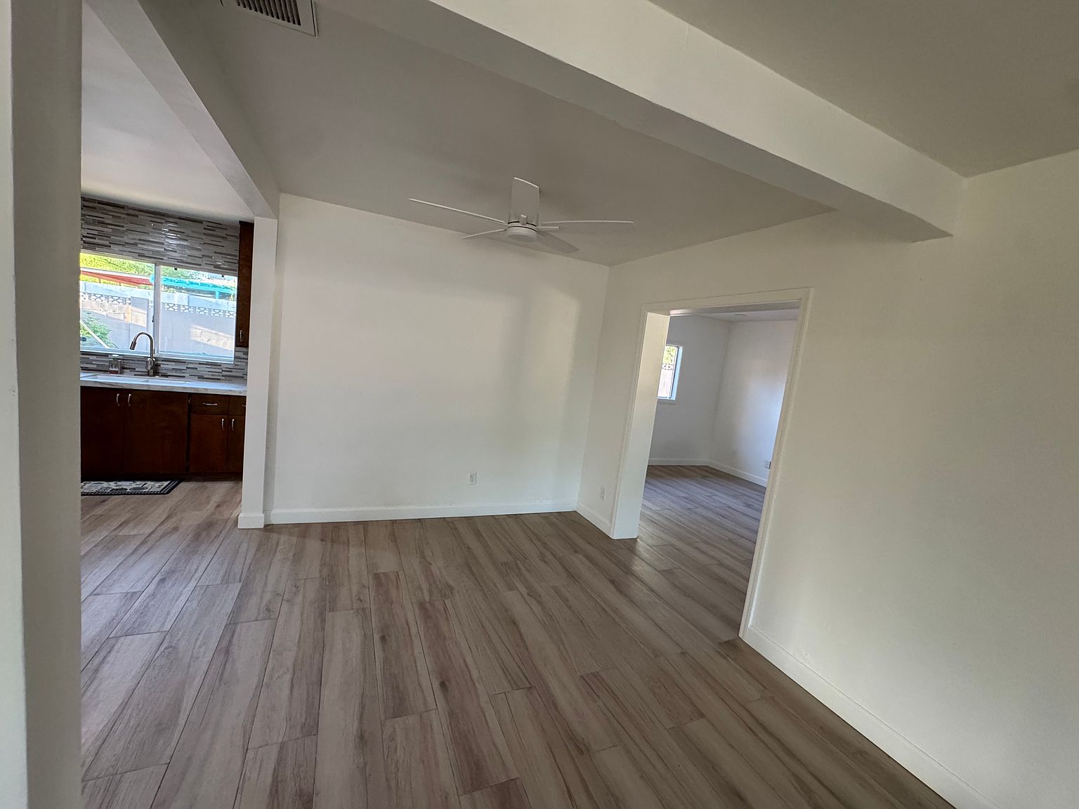 1002 E Glenn Dr photo 2