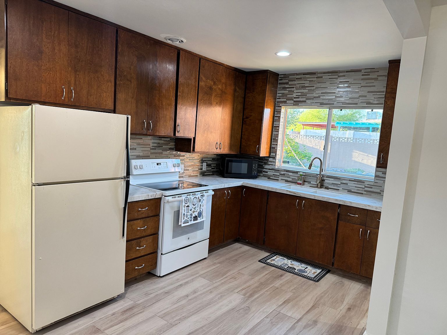 1002 E Glenn Dr photo 3