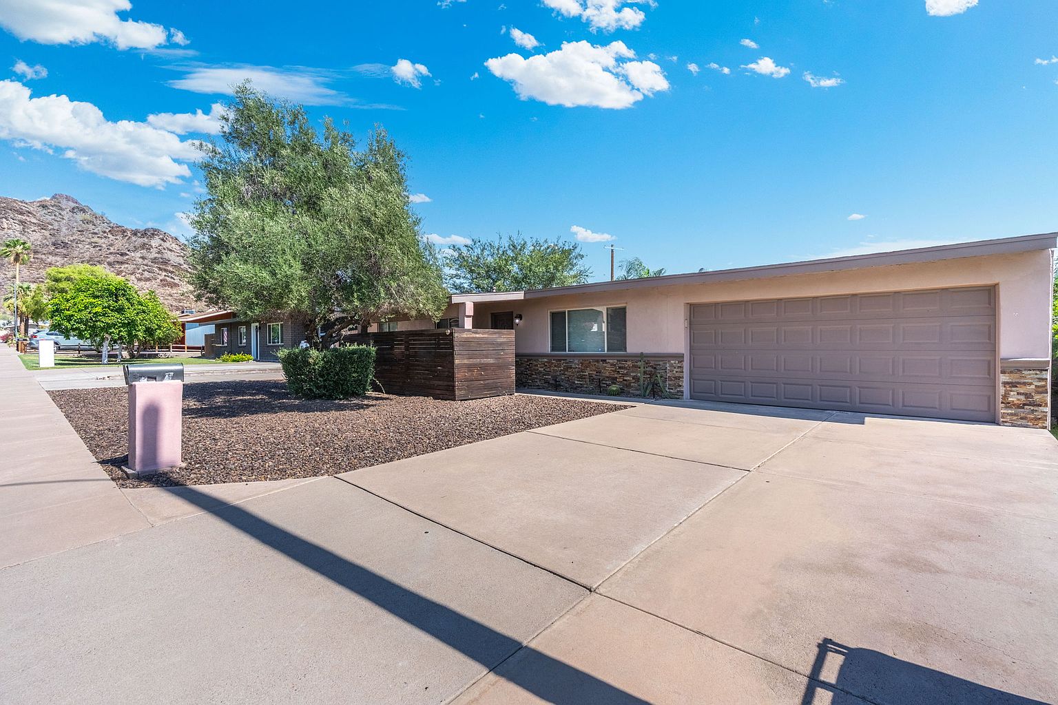 1231 E Diana Ave photo 2