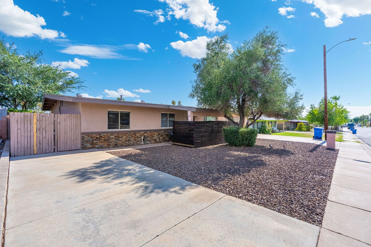 1231 E Diana Ave photo 3