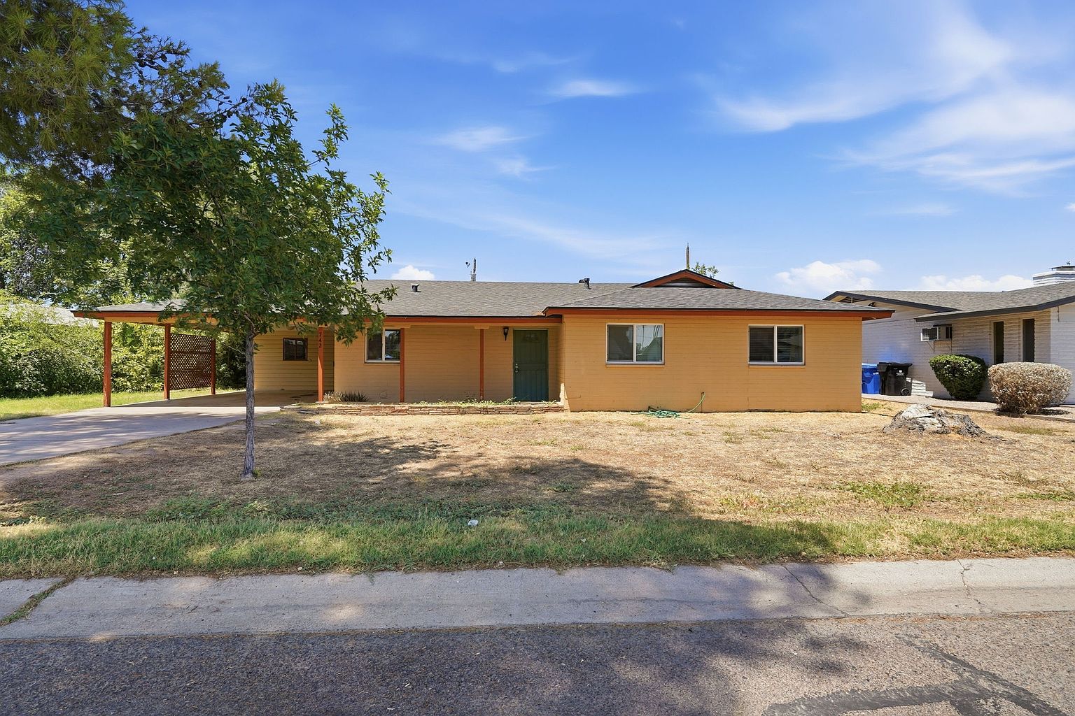 742 E Sierra Vista Dr photo 2