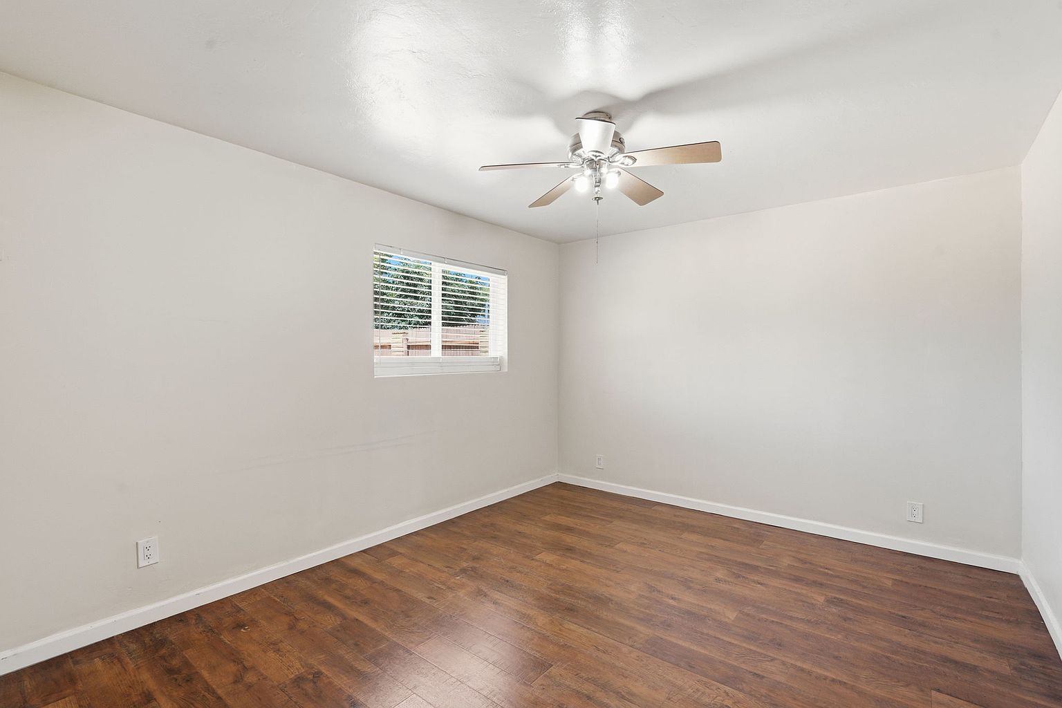 742 E Sierra Vista Dr photo 4