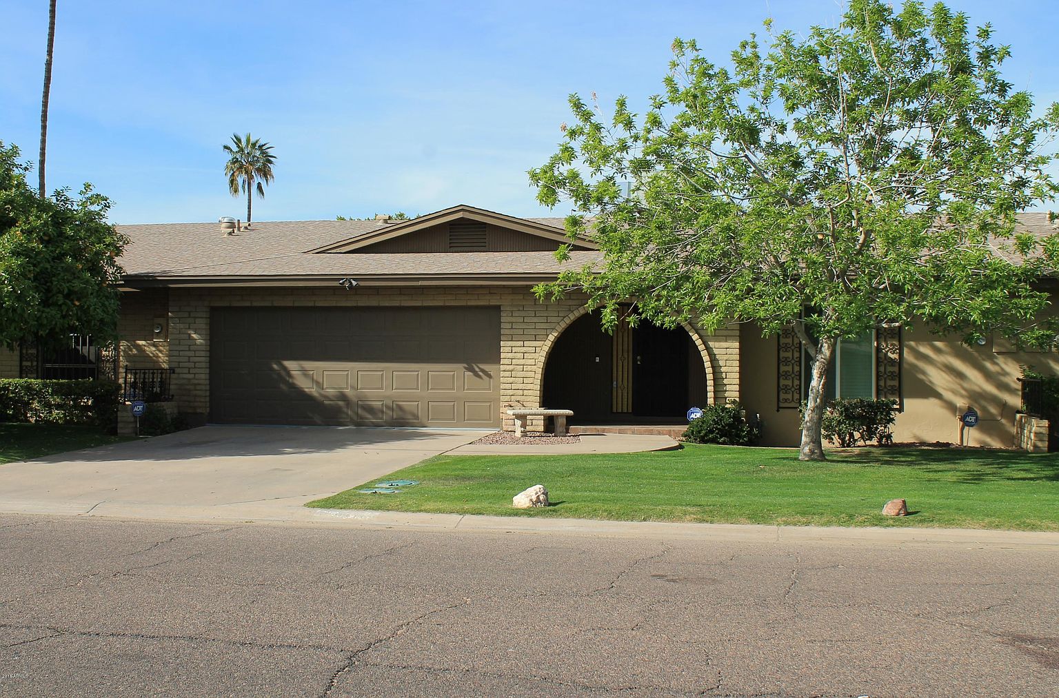 1016 E Rose Ln