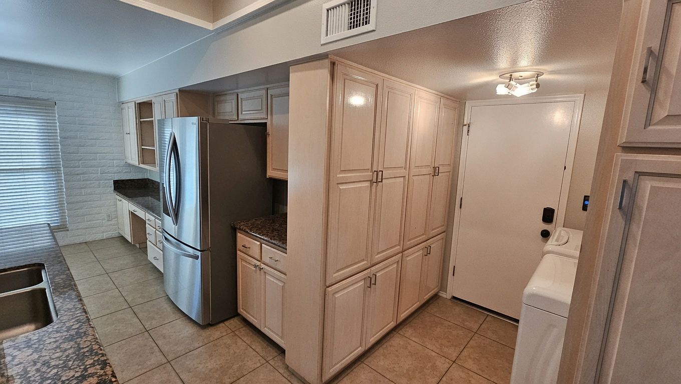 1004 E Marlette Ave photo 5