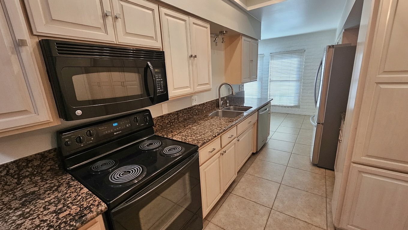 1004 E Marlette Ave photo 4