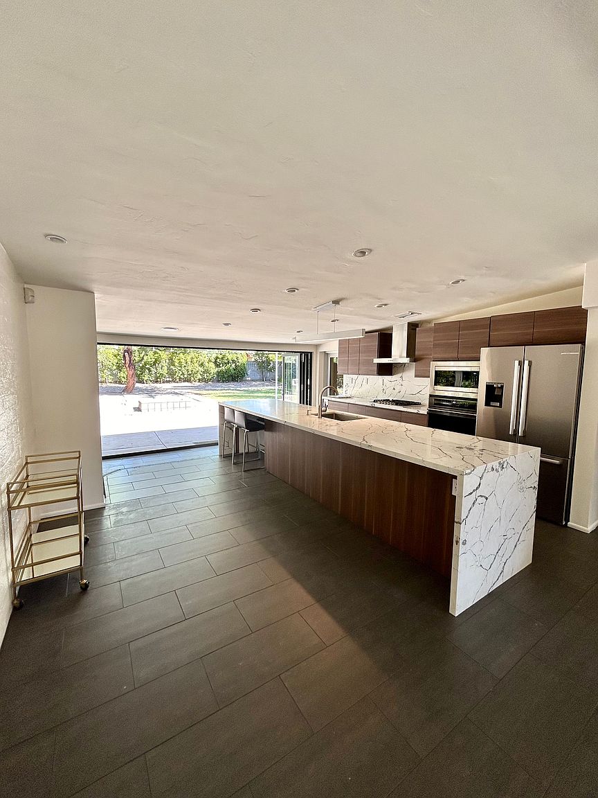 1420 E Rancho Dr photo 2