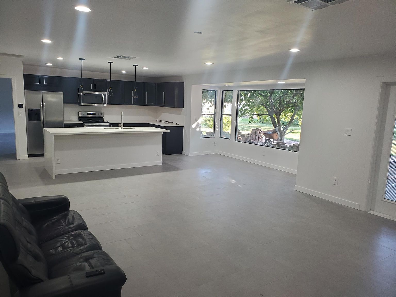 1439 E Solano Dr photo 3