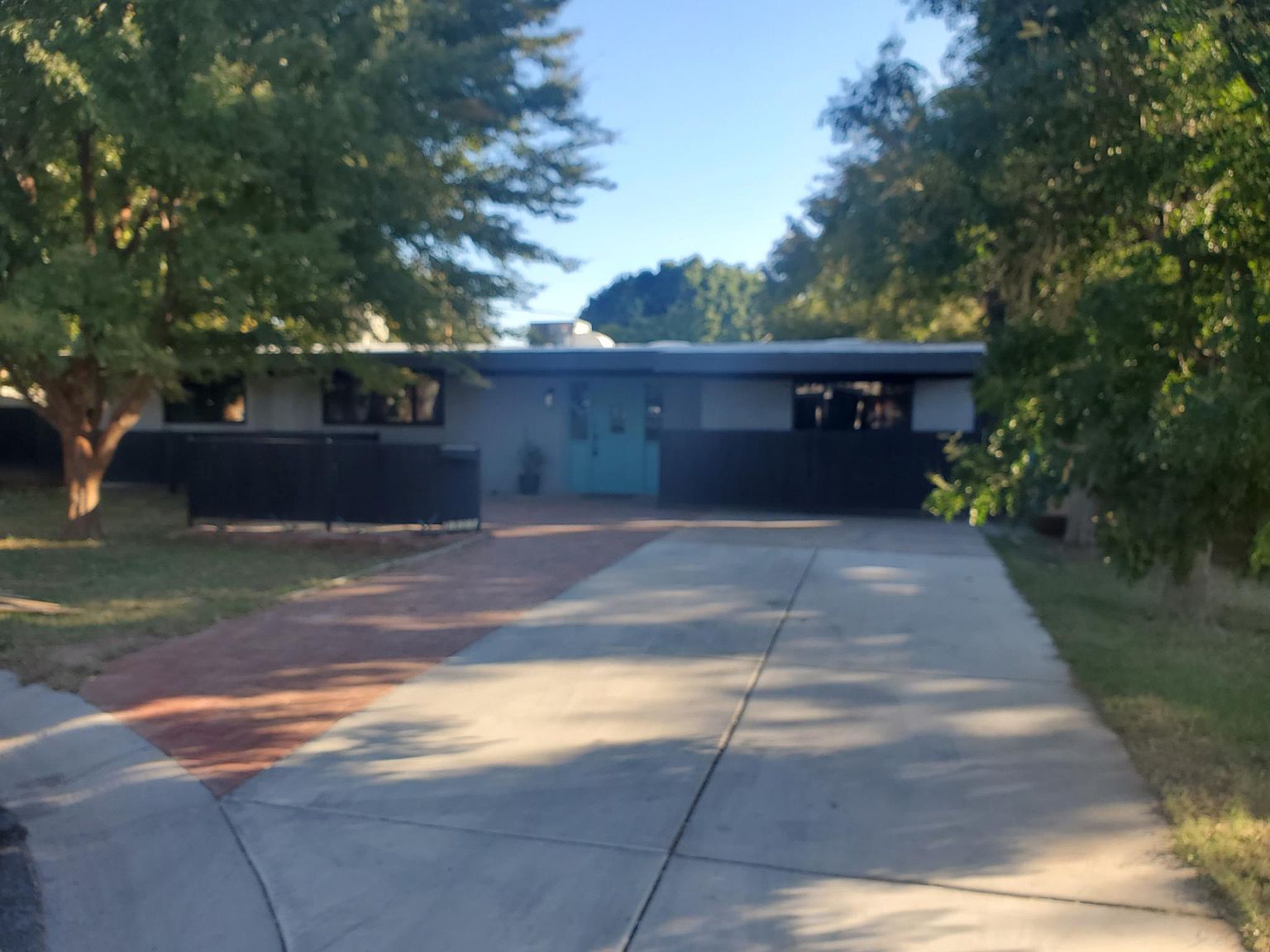 1439 E Solano Dr photo 2