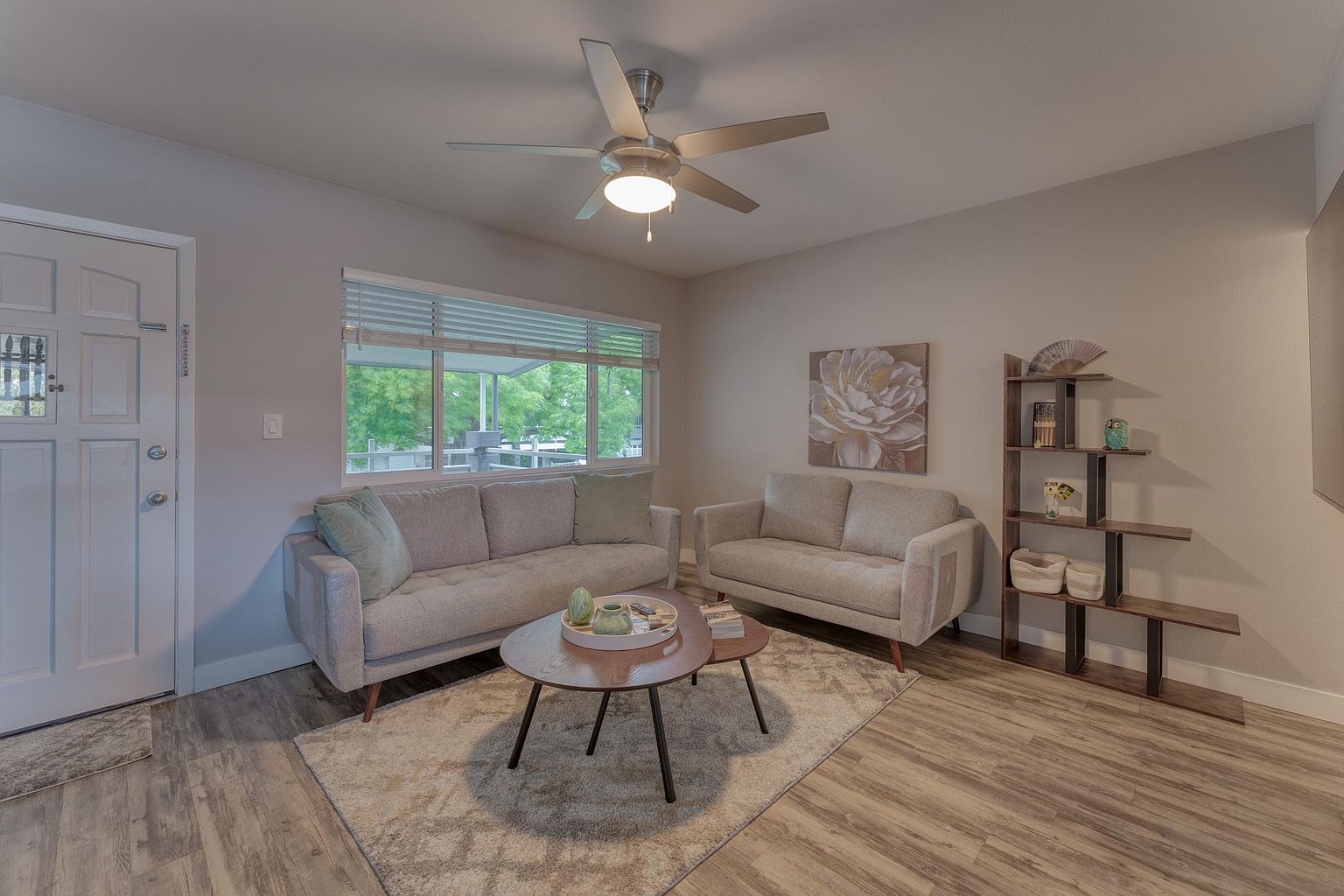 721 E Montebello Ave Phoenix, AZ 85014 photo 2