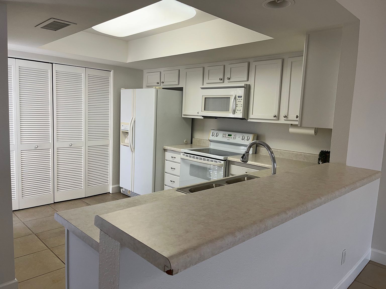 1238 E Avenida Hermosa photo 5