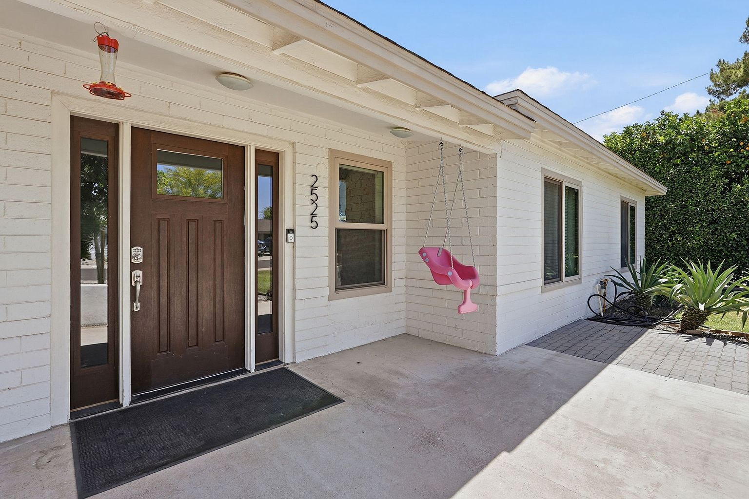 2525 E Minnezona Ave photo 3
