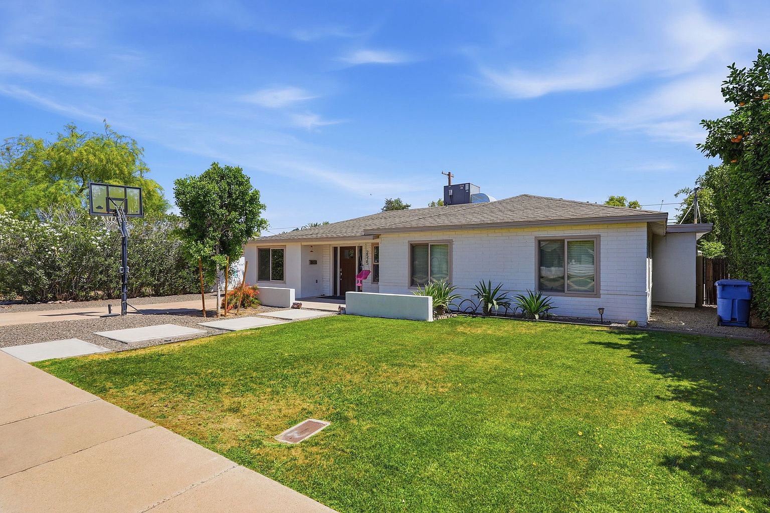 2525 E Minnezona Ave photo 2