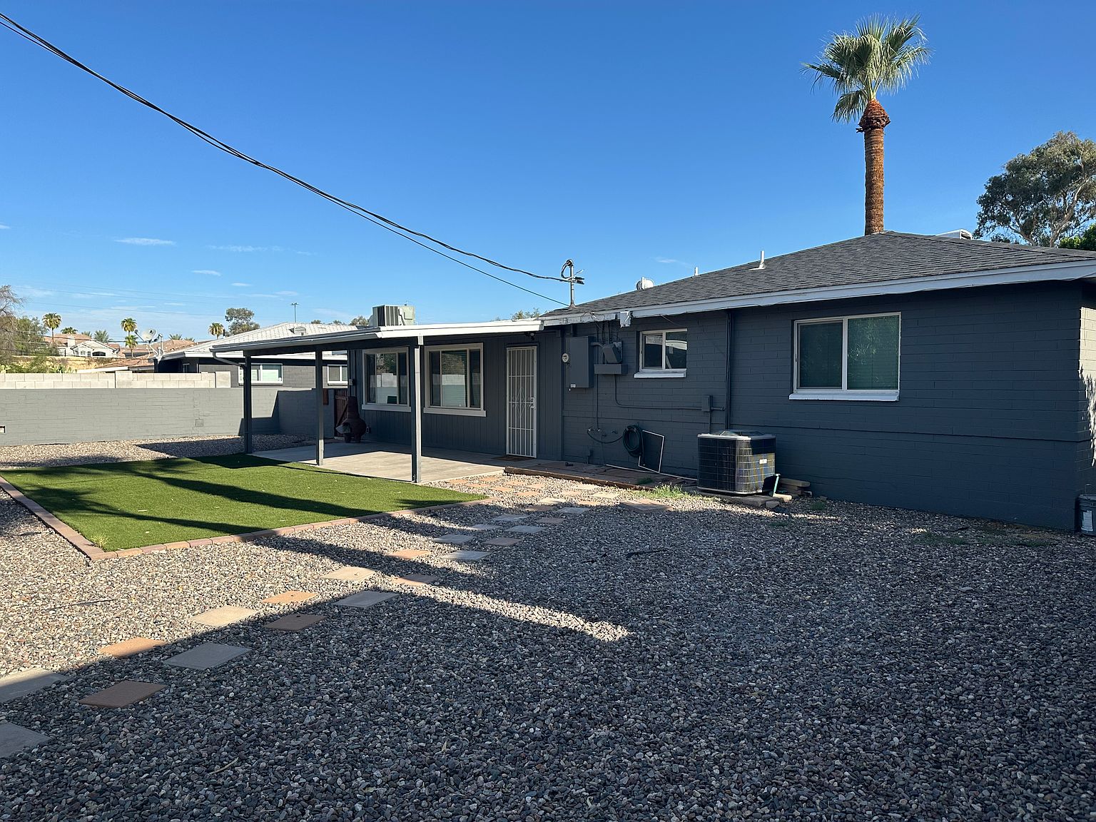 1815 E Minnezona Ave photo 3