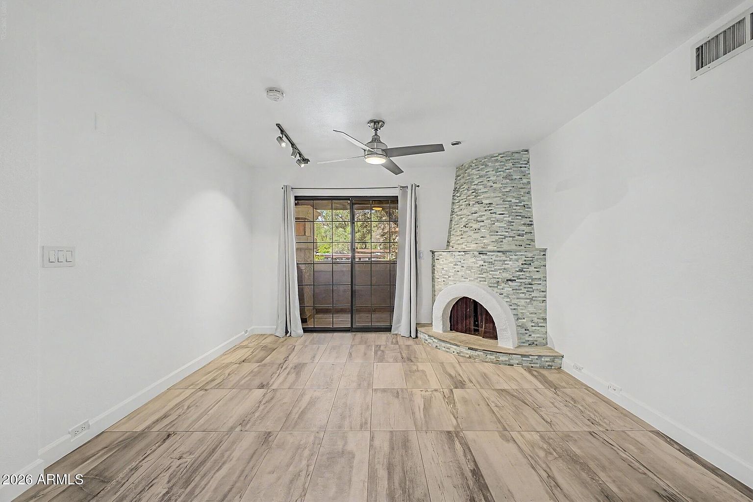 7557 N Dreamy Draw Dr photo 5