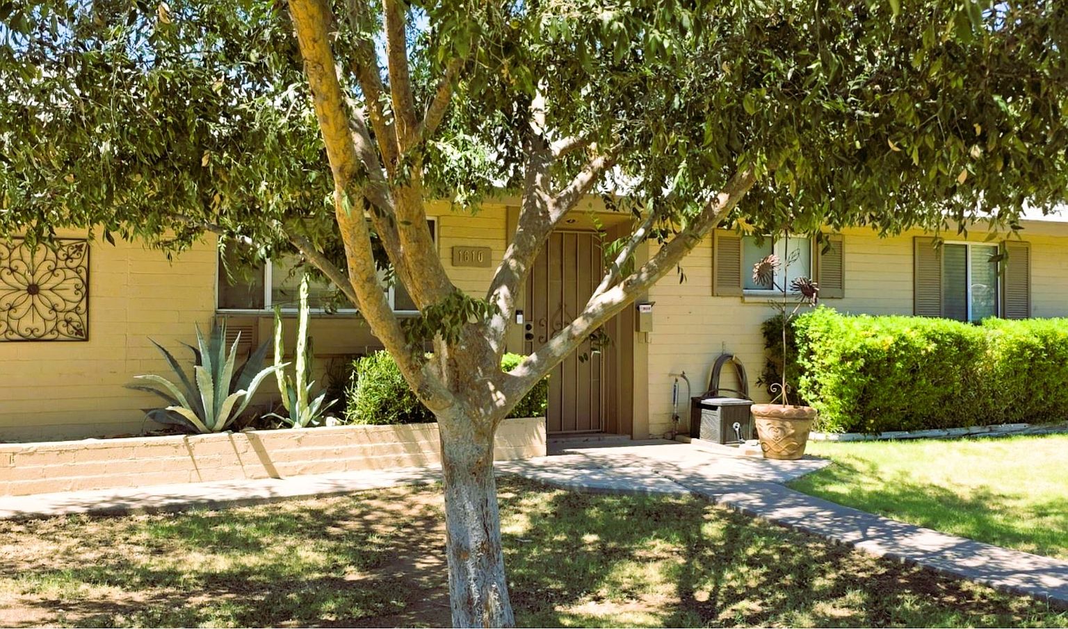 1610 E Palo Verde Dr photo 2