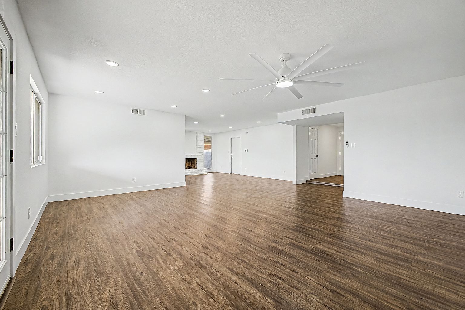 3236 E Windrose Dr photo 5