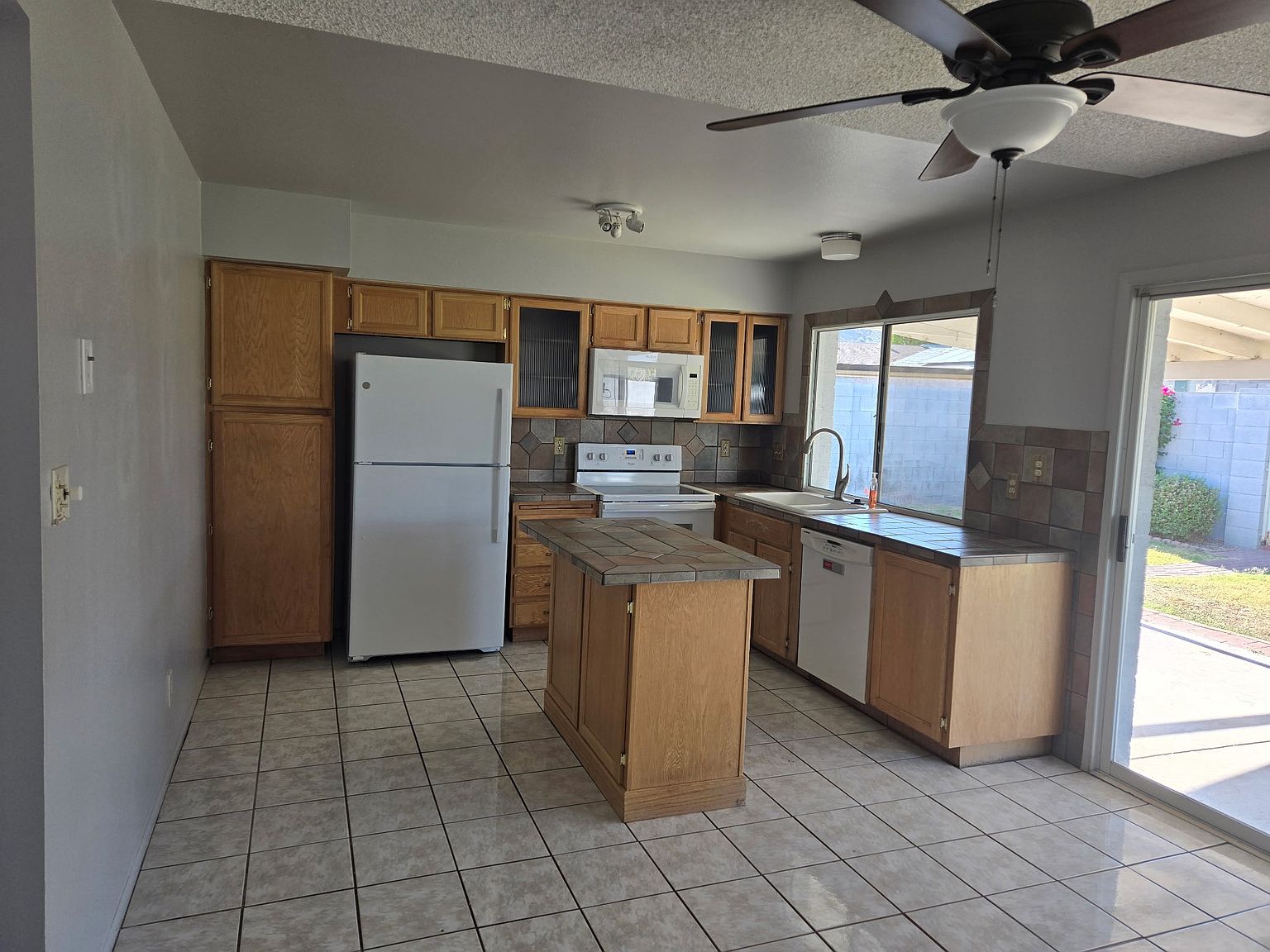 2932 E Pershing Ave photo 2