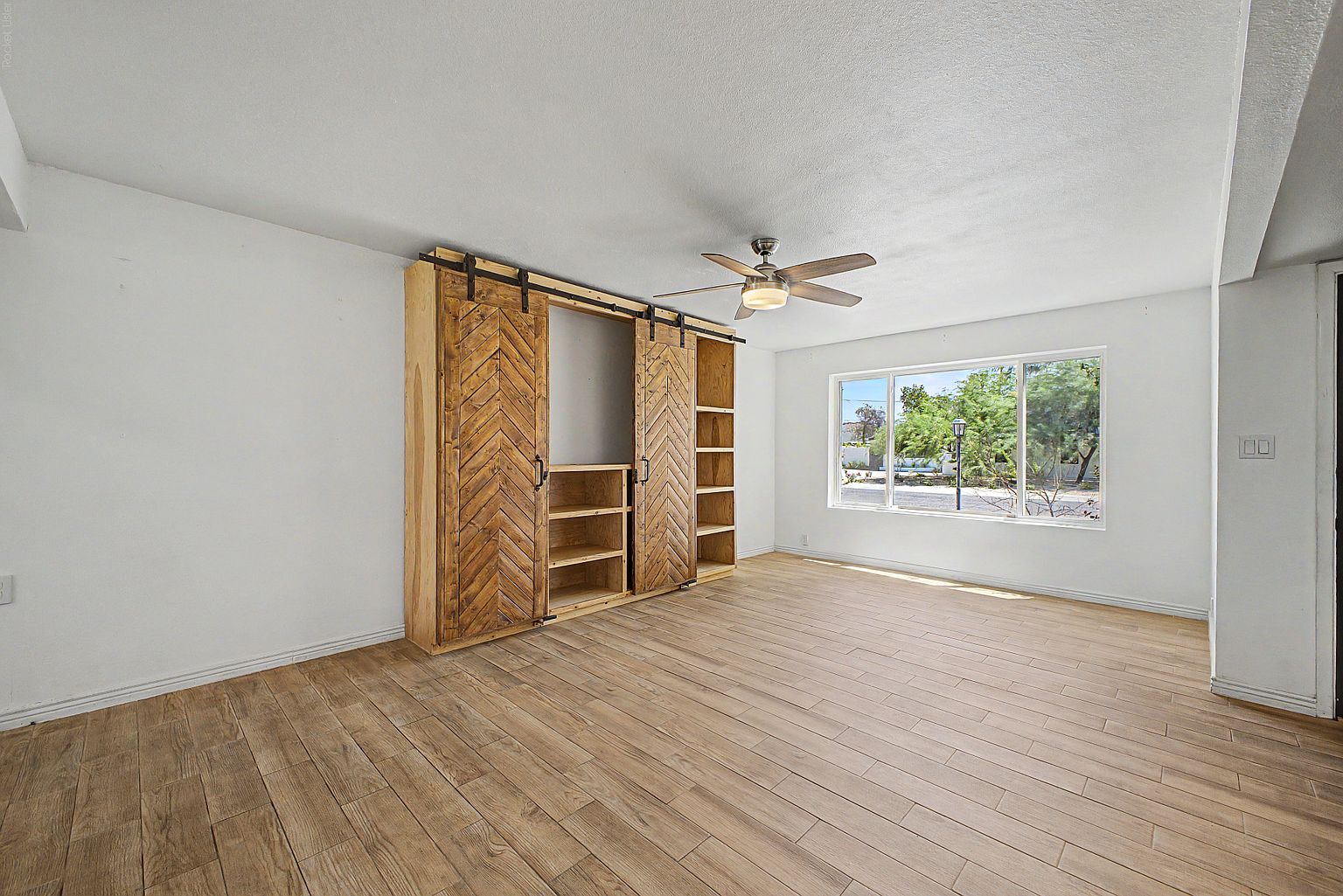 3922 E Sahuaro Dr photo 4