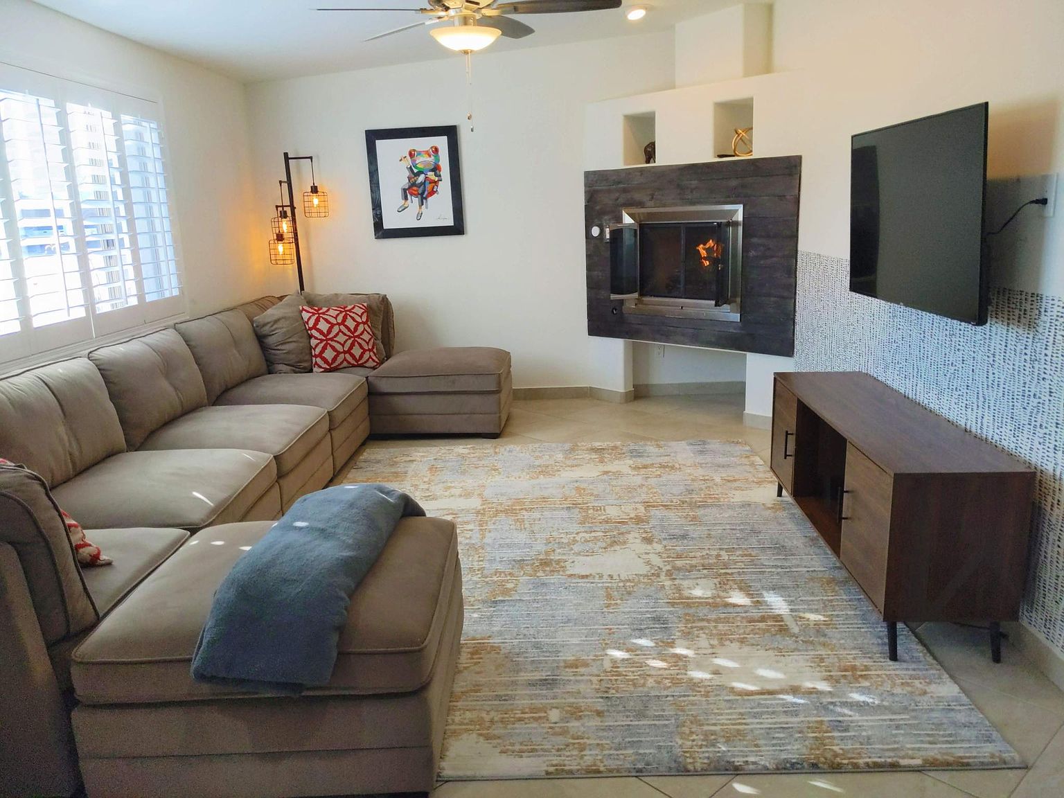 3644 E Poinsettia Dr photo 2