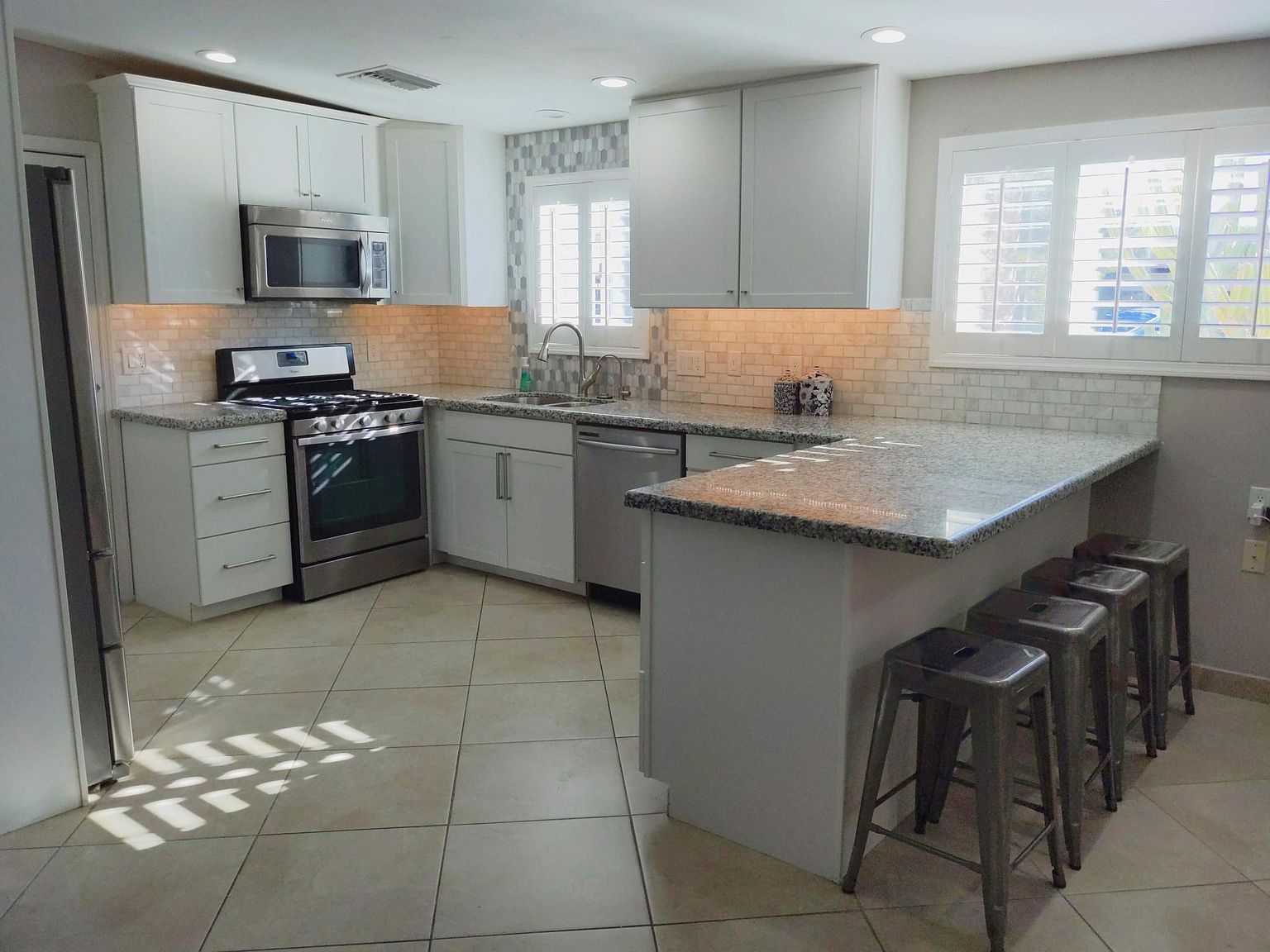 3644 E Poinsettia Dr photo 5