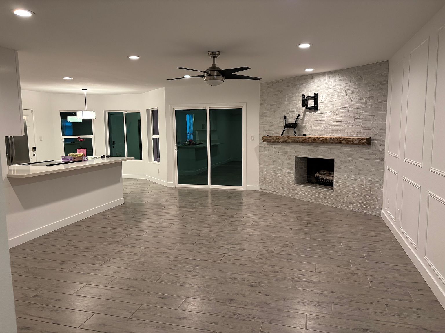 3902 E Windrose Dr photo 4