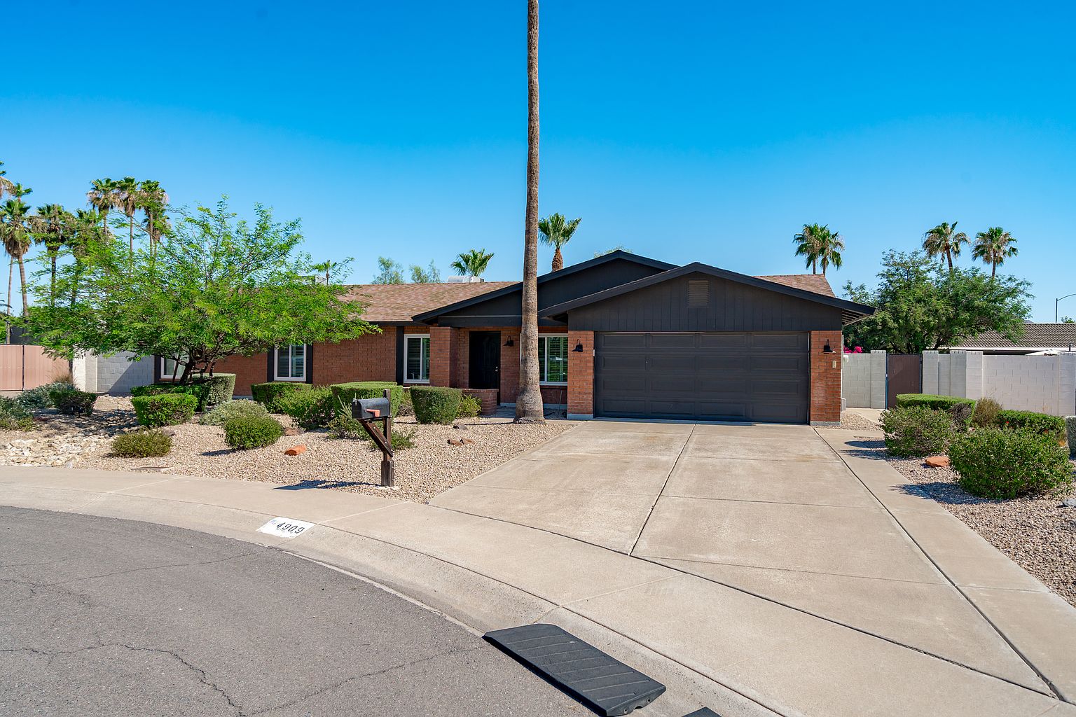 4909 E Corrine Dr photo 2