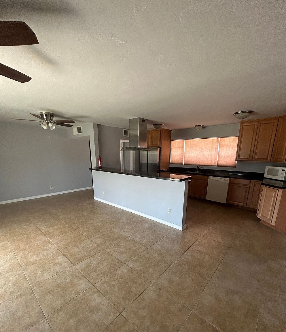 4707 N 75th Way photo 2