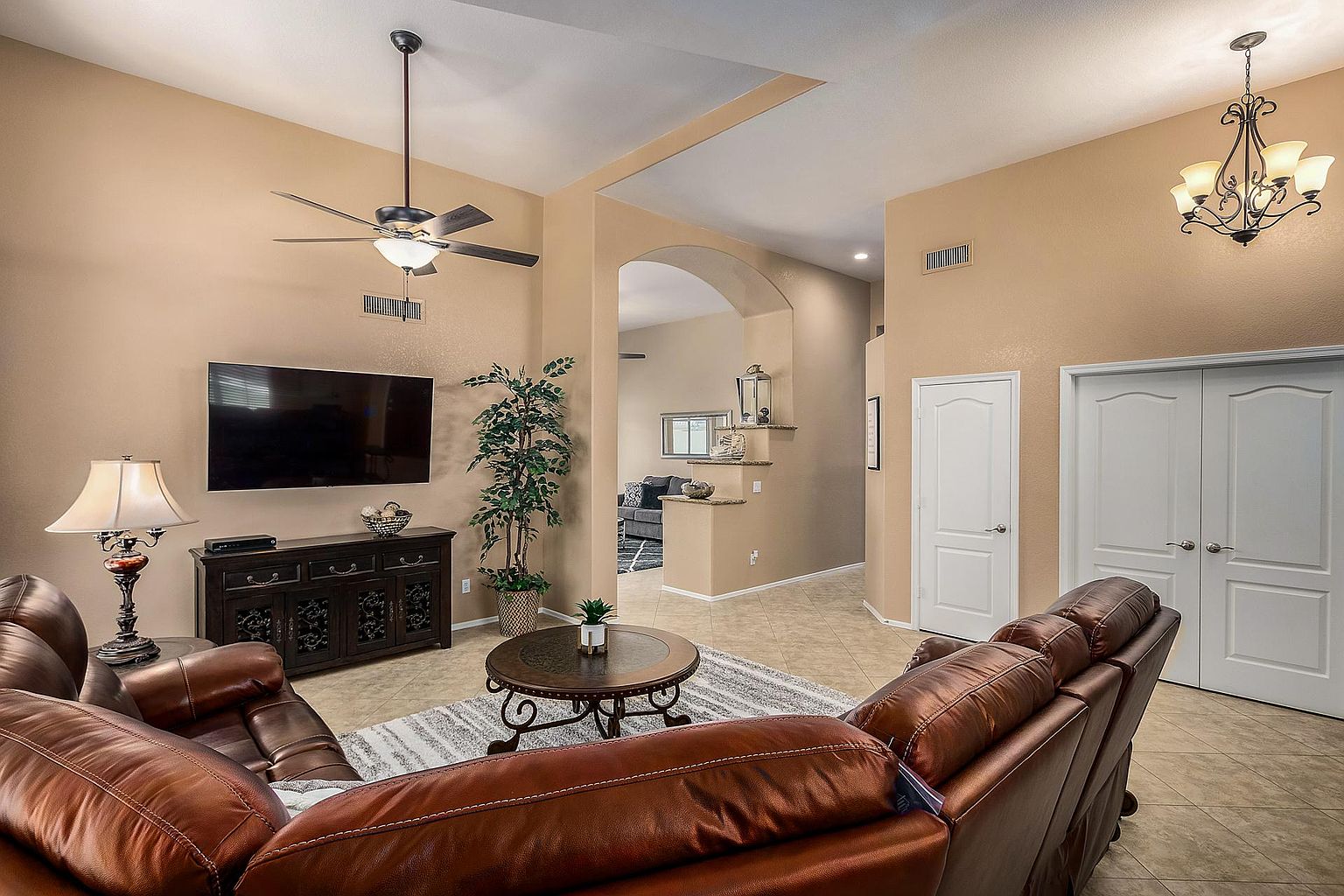 7269 W Robin Ln photo 4
