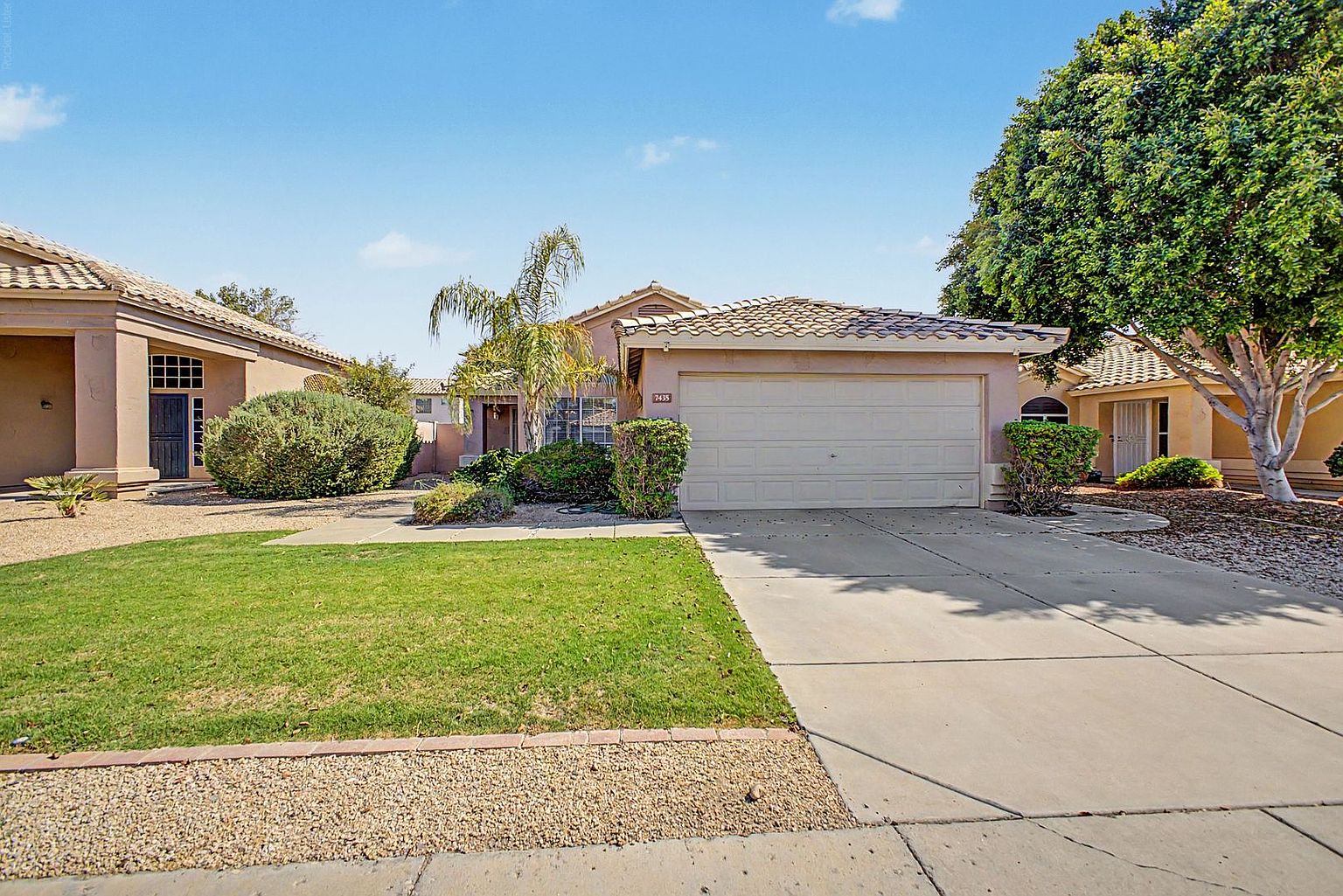 7435 W Louise Dr photo 4