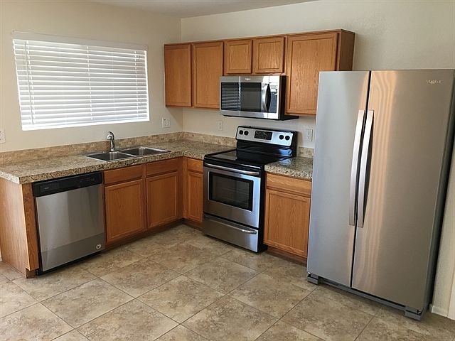 10533 W Sands Dr Peoria, AZ 85383 photo 5