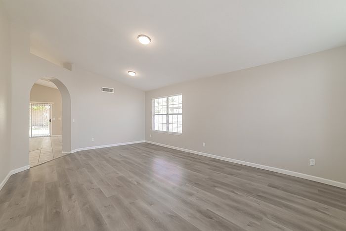 9542 W Potter Dr photo 3