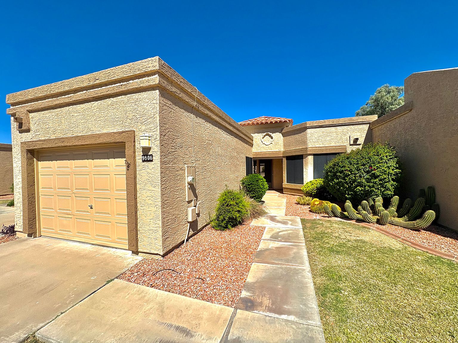 9806 W Kerry Ln photo 2