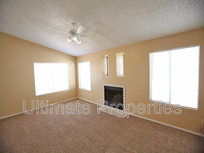 8832 W Saint John Rd photo 4