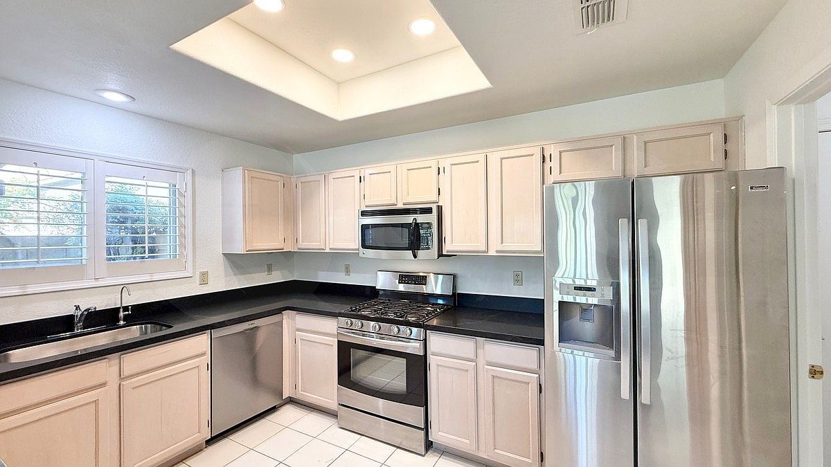 9054 W Lisbon Ln photo 4