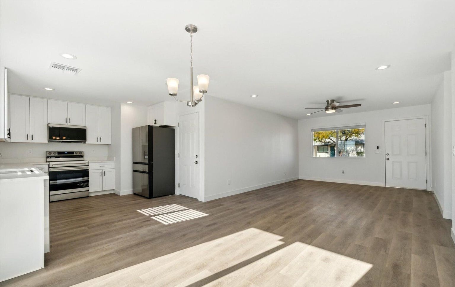 3121 W Libby St photo 2